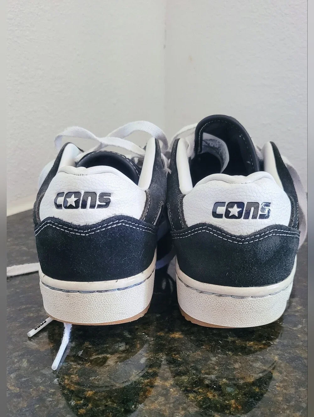 Converse Unisex Black and White Low-Top Sneakers - Picture 8 of 8